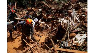 Voluntários e bombeiros buscam por vítimas da chuva em São Sebastião (SP)