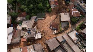 Chuva causa tragédia no litoral de SP 