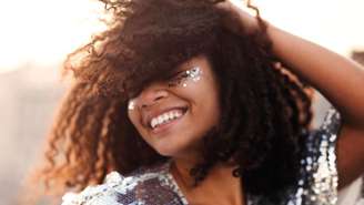 Saiba retirar bem as maquiagens com glitter do Carnaval -