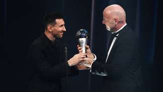 Messi recebe o prêmio de melhor jogador do mundo da Fifa (Foto: Franck Fife/ AFP)