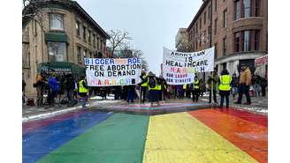 Manifestantes pró-aborto marcham para o Capitólio, em Madison, Wisconsin