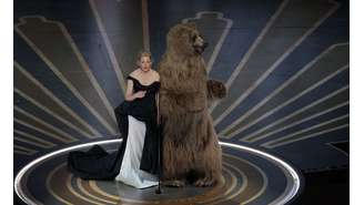 Elizabeth Banks e o urso de Cocaine Bear no palco do Oscar 