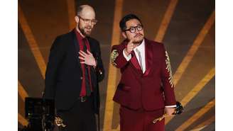 Daniel Kwan e Daniel Scheinert celebram o Oscar de melhor direção para Tudo Em Todo Lugar Ao Mesmo Tempo