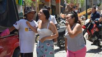 Pessoas em região atingida por terremoto no Equador