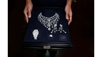 Funcionário da Receita Federal mostra joias sauditas supostamente direcionadas à Michelle Bolsonaro que foram apreendidas no aeroporto de Guarulhos 