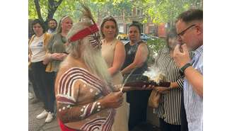 Homem kaurna realiza ritual para espectadores em Adelaide, Austrália