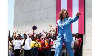 Kamala Harris acena ao chegar em evento em Acra, em Gana