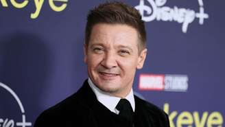 Jeremy Renner chora em primeira entrevista após grave acidente: "Perdi muita carne e ossos nessa experiência"