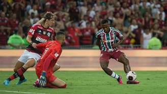 Jhon Arias teve a melhor chance do Fluminense, mas Santos fez grande defesa (Armando Paiva/ LANCE!)