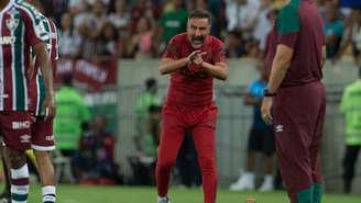 O técnico Vítor Pereira em ação no clássico contra o Fluminense (Foto: Armando Paiva/ LANCE!)