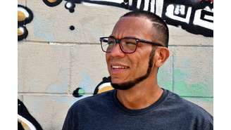 O poeta Michel Yakini-Iman é autor do livro 'Futebol não é coisa de menino'