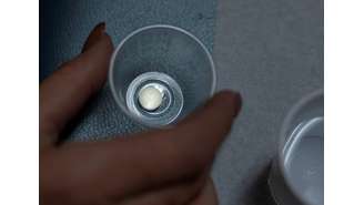 Paciente prepara-se para tomar mifepristona, pílula administrada em aborto médico, na Clínica de Reprodução Feminina do Novo México em Santa Teresa,