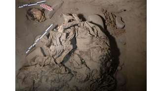 Restos esqueléticos e partes do feixe funerário de uma múmia encontrada por arqueólogos peruanos são vistos nas ruínas de Cajarmarquilla, nos arredores de Lima, Peru, em 24 de abril de 2023