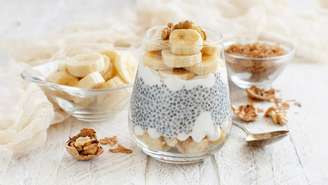 Pudim de chia com banana e nozes