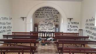 Uma capela dedicada à Nossa Senhora da Piedade foi invadida, vandalizada e pichada com frases terraplanistas, na zona rural de Araras, no interior de São Paulo.