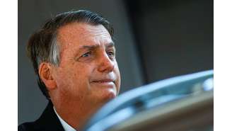 O ex-presidente brasileiro Jair Bolsonaro deixa sua casa após uma operação de busca, em Brasília, Brasil, 3 de maio de 2023.