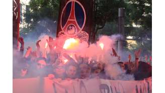 Protesto dos torcedores do PSG contra Messi e Neymar