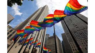 Veja algumas bandeiras LGBTQIA+ e o significado por trás de seus símbolos e cores