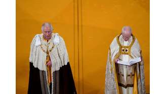 O rei Charles III e o arcebispo de Canterbury Justin Welby durante a cerimônia de coroação na Abadia de Westminster, em Londres