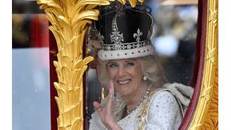 Camilla acena para os suditos após a coroação de Charles 