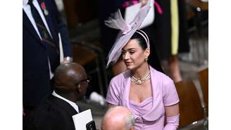 Katy Perry escolheu um chapéu cansativo para a coroação de Charles