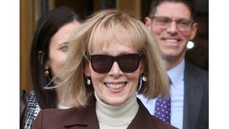 Escritora E. Jean Carroll deixa tribunal de Manhattan