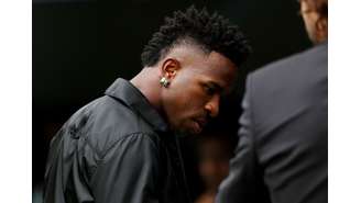 Vinicius Junior está presente no Santiago Bernabeu para acompanhar jogo do Real 