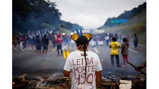 Grupos indígenas protestam contra marco temporal para demarcação de terras, em São Paulo