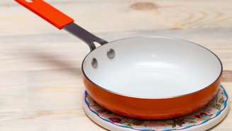 A frigideira de cerâmica é perfeita para deixar as carnes com crostinha