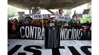 Parentes, amigos e Alessandra Sampaio, viúva do jornalista britânico Dom Phillips, participam de manifestação, na praia de Copacabana, no Rio de Janeiro, um ano depois que Phillips e o indigenista Bruno Pereira foram assassinados na Amazônia