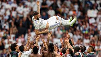 Benzema foi festejado pelos jogadores merengues – Divulgação/Real Madrid