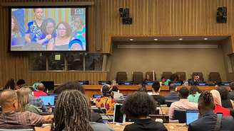 Imagem mostra pessoas negras sentadas e de costas em evento da ONU.