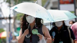 Mulheres usando apetrechos contra o calor em Bangkok, Tailândia
