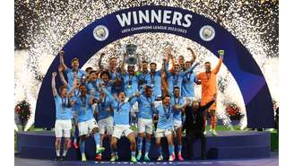Jogadores do Manchester City levantam o troféu da Liga dos Campeões