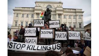 Poloneses protestam contra leis antiaborto no país