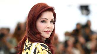 Após fim de batalha judicial, Priscilla Presley posa com as netas