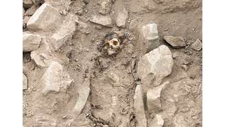Os restos de uma múmia, que se acredita ser da cultura Manchay que se desenvolveu nos vales de Lima entre 1.500 e 1.000 a.C., estão retratados no local de escavação de um enterro pré-hispânico, em Lima, Peru, em 14 de junho de 2023