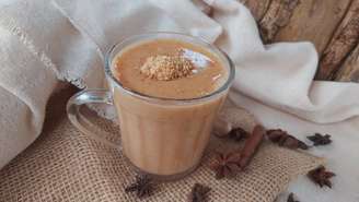 Na imagem, chá de amendoim em xícara transparente. 