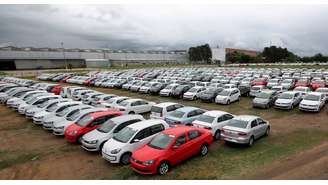 Pátio de fábrica de carros