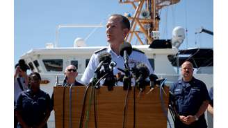 O contra-almirante John Mauger, comandante do Primeiro Distrito da Guarda Costeira, fala durante coletiva de imprensa sobre a busca do submersível da OceanGate