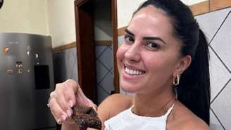 Graciele Lacerda com o seu brownie proteico.