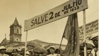 Imagem mostra cartaz, em comemoração à Independência do Brasil na Bahia", com a frase "Salve 2 de julho de 1823".