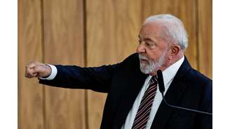 Lula sancionou nesta segunda-feira projeto que obriga a igualdade salarial entre homens e mulheres