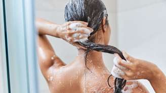 Lavar o cabelo com água quente pode provocar a caspa -