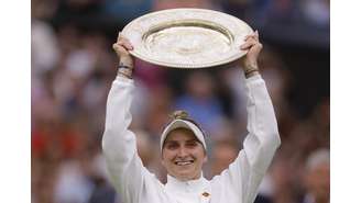 Marketa Vandrousova exibe seu primeiro troféu no torneio feminino de Wimbledon
