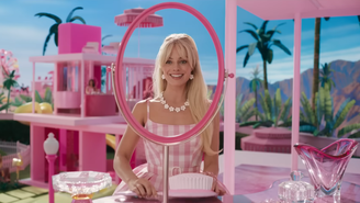 Barbie encara o espelho sem reflexo, uma das várias referências a brincadeira com a boneca