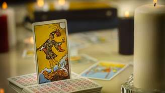 O tarot é uma ferramenta incrível. Descubra como a sua vida passada influencia suas metas e seus conflitos atuais, segundo o tarot! -