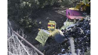 Destroços do avião bombardeiro de água que combatia incêndios que caiu na ilha de Eubeia, na Grécia, nesta terça-feira, 25