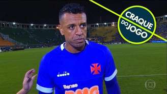 Sidão recebeu o trófeu de 'Craque do Jogo' após levar três gols do Santos