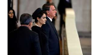 Michelle e o ex-presidente Jair Bolsonaro na Inglaterra, durante o funeral da Rainha Elizabeth II